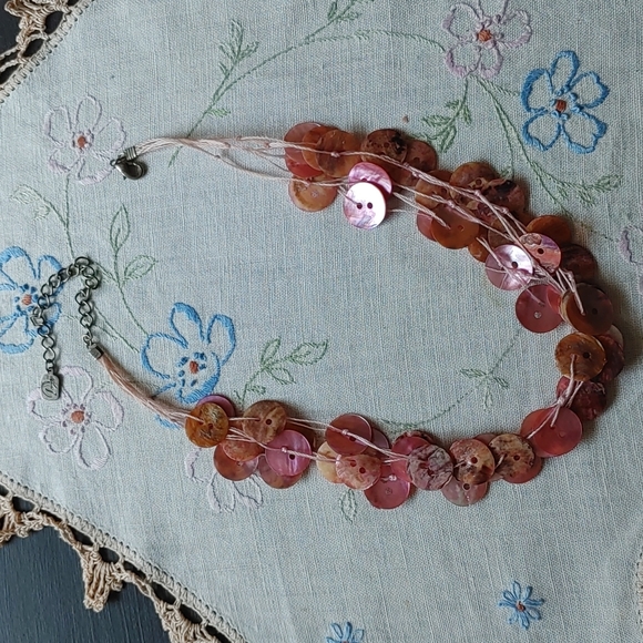 ♦️3 for $15 Pink button shell necklace - Picture 5 of 9